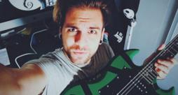 L'ex cantante dei Dear Jack Alessio Bernabei con la chitarra
