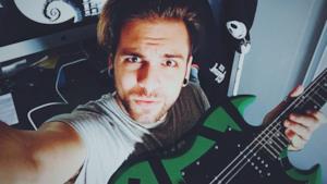 L'ex cantante dei Dear Jack Alessio Bernabei con la chitarra