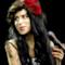 Amy Winehouse con rose rosse fra i capelli