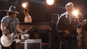 Johnny Depp con i Black Keys agli MTV Movie Awards, guarda il video