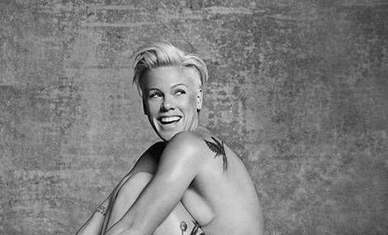 P!nk nuda per la Peta contro le pellicce P!nk nuda si stringe il seno contro le gambe