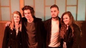 Harry Styles e Liam Payne con le vincitrici del concorso Trekstock