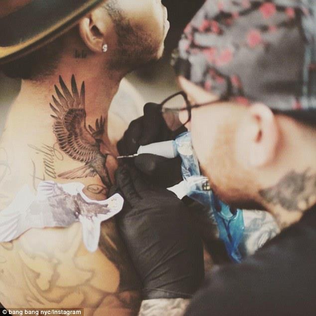 Il nuovo tatuaggio di Lewis Hamilton è un'aquila sul collo