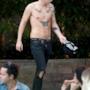 Harry Styles cammina a bordo piscina 