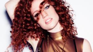 Jess Glynne, la cantante inglese con capelli rossi e occhi azzurri