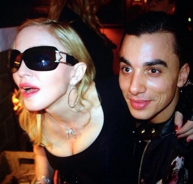 Madonna fotografata con il ballerino Timor Steffens