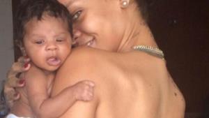 Rihanna tiene in braccio la nipote