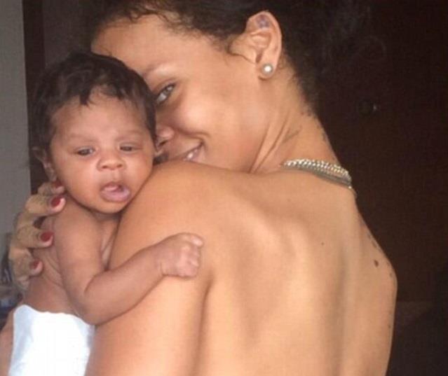 Rihanna tiene in braccio la nipote