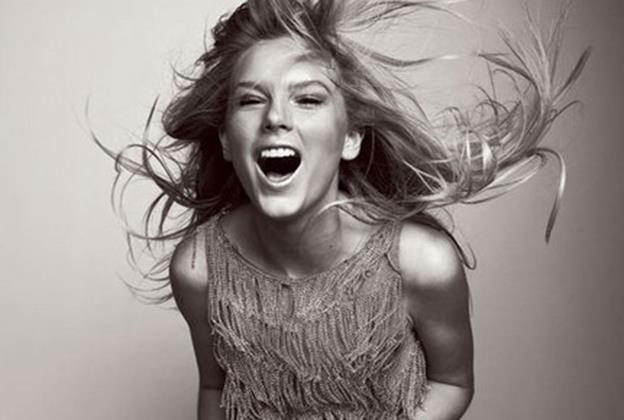 Taylor Swift in bianco e nero con i capelli al vento