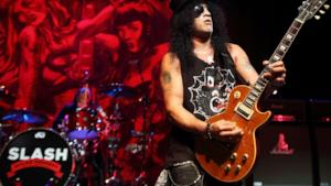 Slash si esibisce sul palco