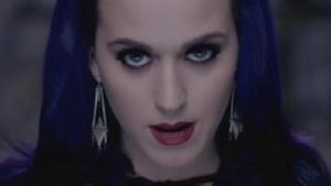 Katy Perry: il video di Wide Awake è un pugno al principe azzurro