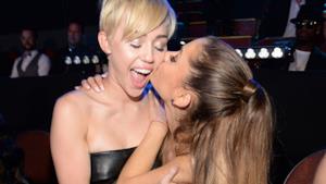 Ariana Grande bacia Miley Cyrus agli MTV VMA 2014