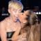 Ariana Grande bacia Miley Cyrus agli MTV VMA 2014
