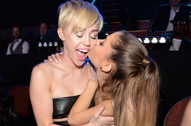 Ariana Grande bacia Miley Cyrus agli MTV VMA 2014
