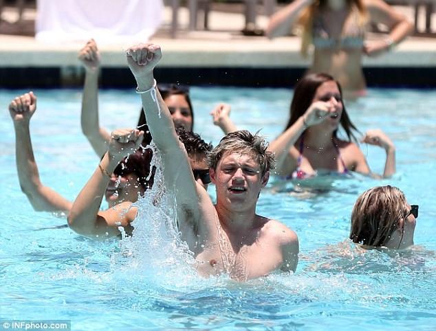 Harry e Niall in piscina a Miami - 7