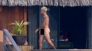 Justin Bieber passeggia nudo