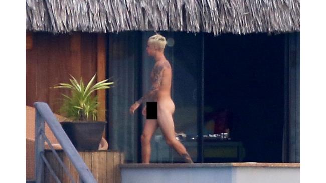 Justin Bieber passeggia nudo