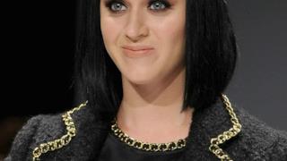 Primo piano di Katy Perry con cerchietto