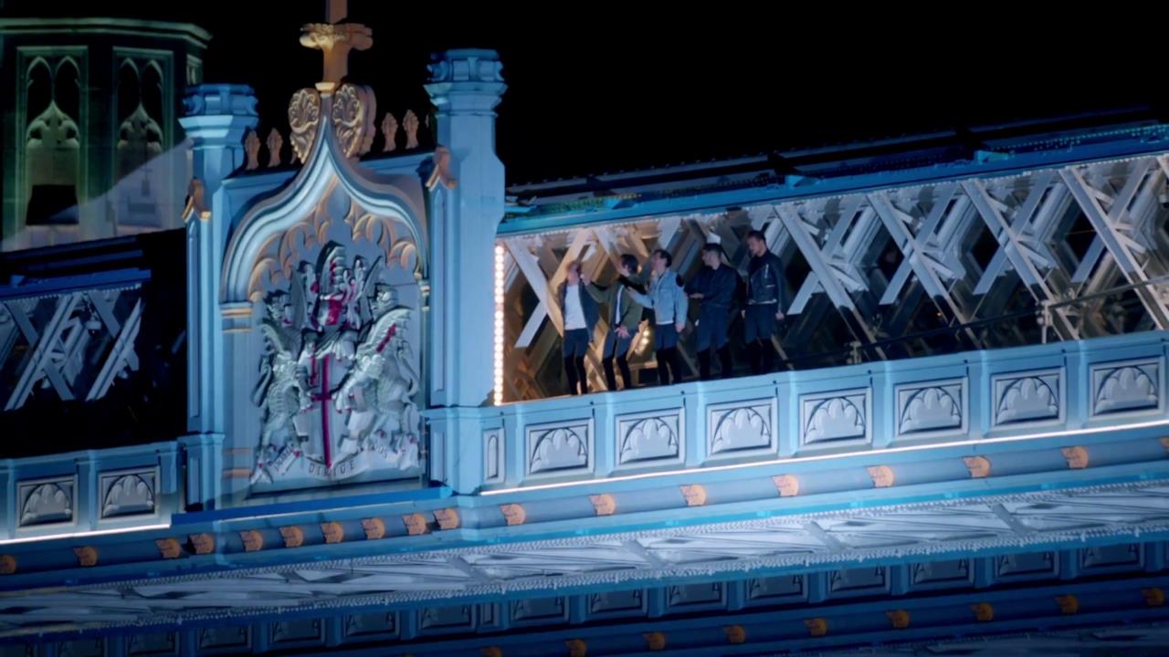 One Direction sul ponte sopra il Tamigi