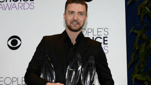 Justin Timberlake con i premi ricevuti al People's Choice Awards 2014