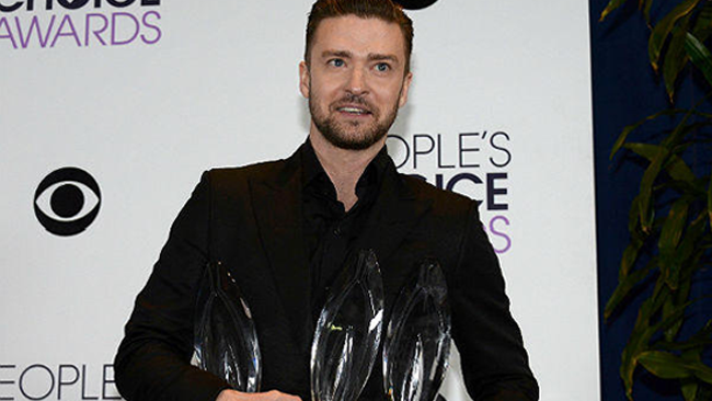 Justin Timberlake con i premi ricevuti al People&#39;s Choice Awards 2014