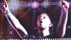 Calvin Harris durante una sua esibizione