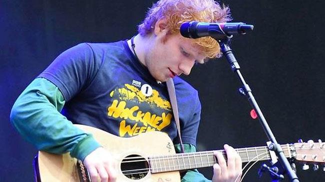 Ed Sheeran sul palco con la chitarra