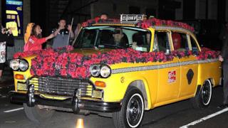 Il taxi ricoperto di rose di Lady Gaga