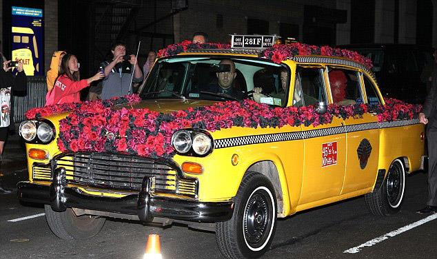 Il taxi ricoperto di rose di Lady Gaga
