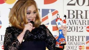 Dopo i Grammy, Adele trionfo e dito medio ai Brit Awards 2012