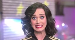 Katy Perry fa la faccia impaurita