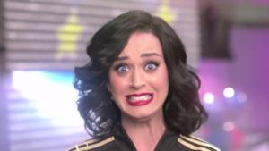 Katy Perry fa la faccia impaurita