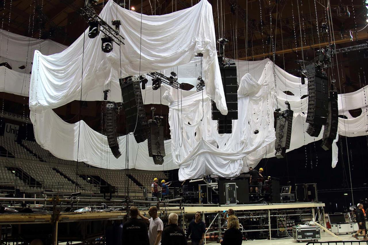 Arena in allestimento per Sensation Into The Wild 2014