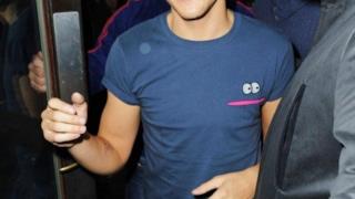 Louis Tomlinson in maglia azzurra