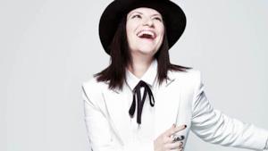 Laura Pausini vestito bianco e cappello nero