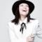 Laura Pausini vestito bianco e cappello nero
