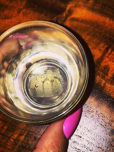 Rihanna brinda ad Aspen per i suoi 26 anni