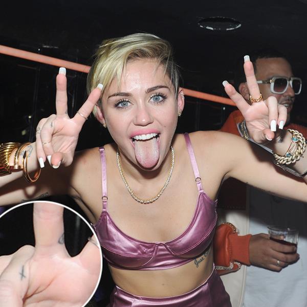 Tatuaggio simbolo della pace di Miley Cyrus