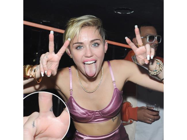 Tatuaggio simbolo della pace di Miley Cyrus
