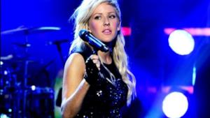 Ellie Goulding dal vivo con microfono in mano