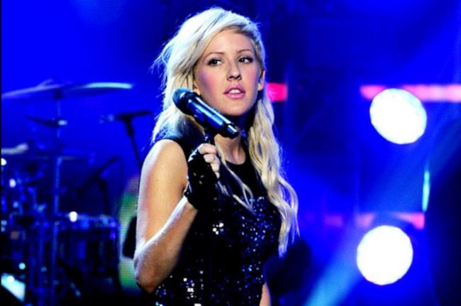 Ellie Goulding dal vivo con microfono in mano