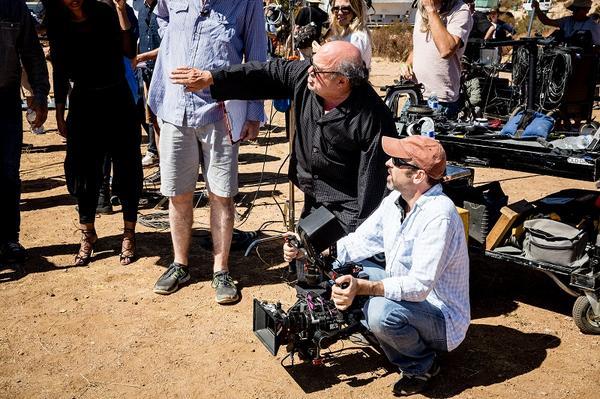 Danny De Vito con gli operatori sul set