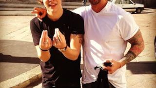 Harry Styles impara il tipico gesto italiano