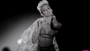 Miley Cyrus hot in Fire, il nuovo video di Big Sean