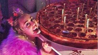 Una torta a forma di pizza per Miley