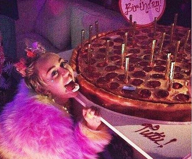 Una torta a forma di pizza per Miley