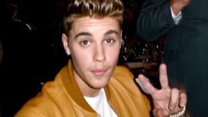 Justin Bieber fa il gesto della vittoria