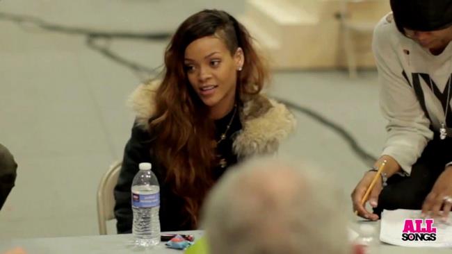 Rihanna durante il Creative meeting per il Rihanna Diamonds World Tour