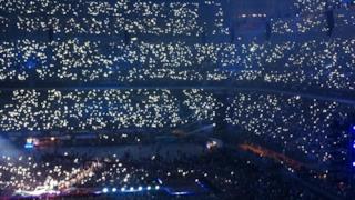 Le luci dei cellulari delle Directioners durante il concerto dei One Direction Milano San Siro