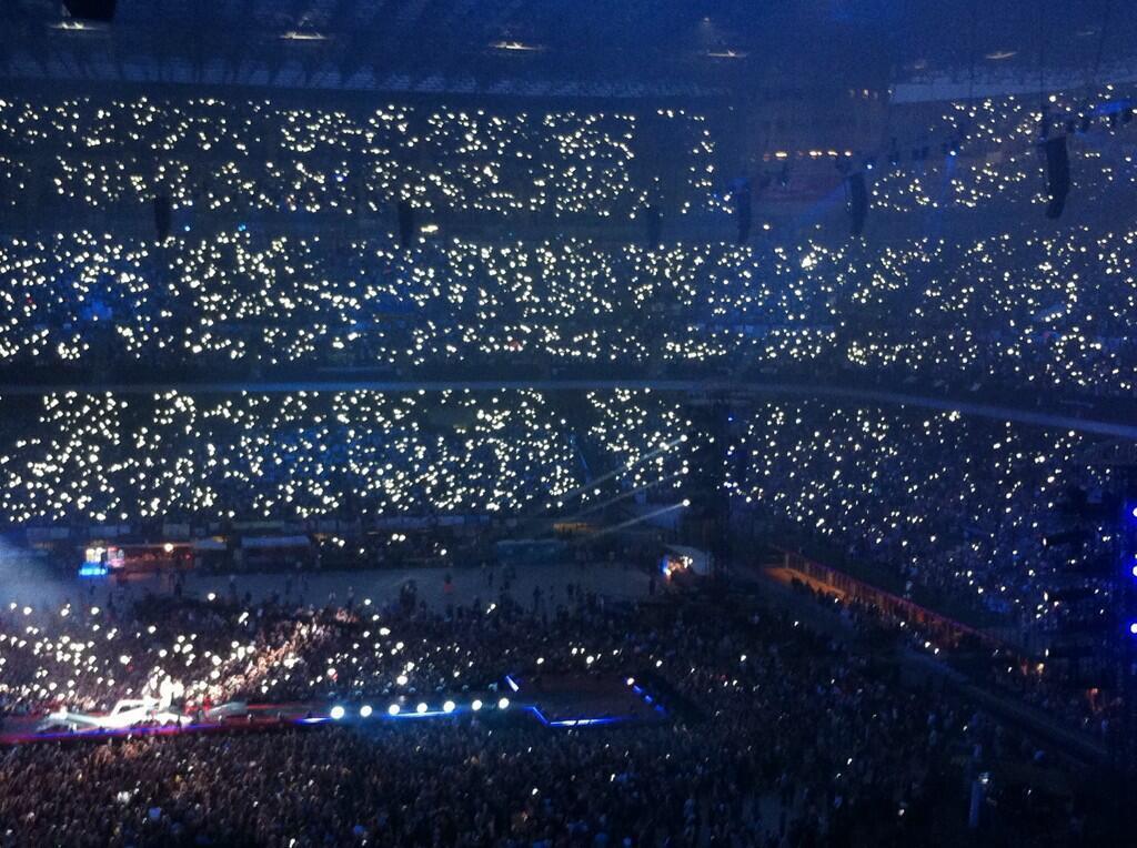 Le luci dei cellulari delle Directioners durante il concerto dei One Direction Milano San Siro
